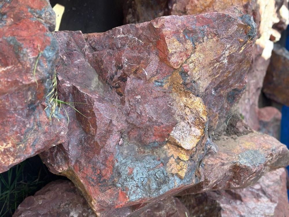 Камни для ландшафтного дизайна красно-фиолетовые 10-60 килограмм купить в Рязанской области