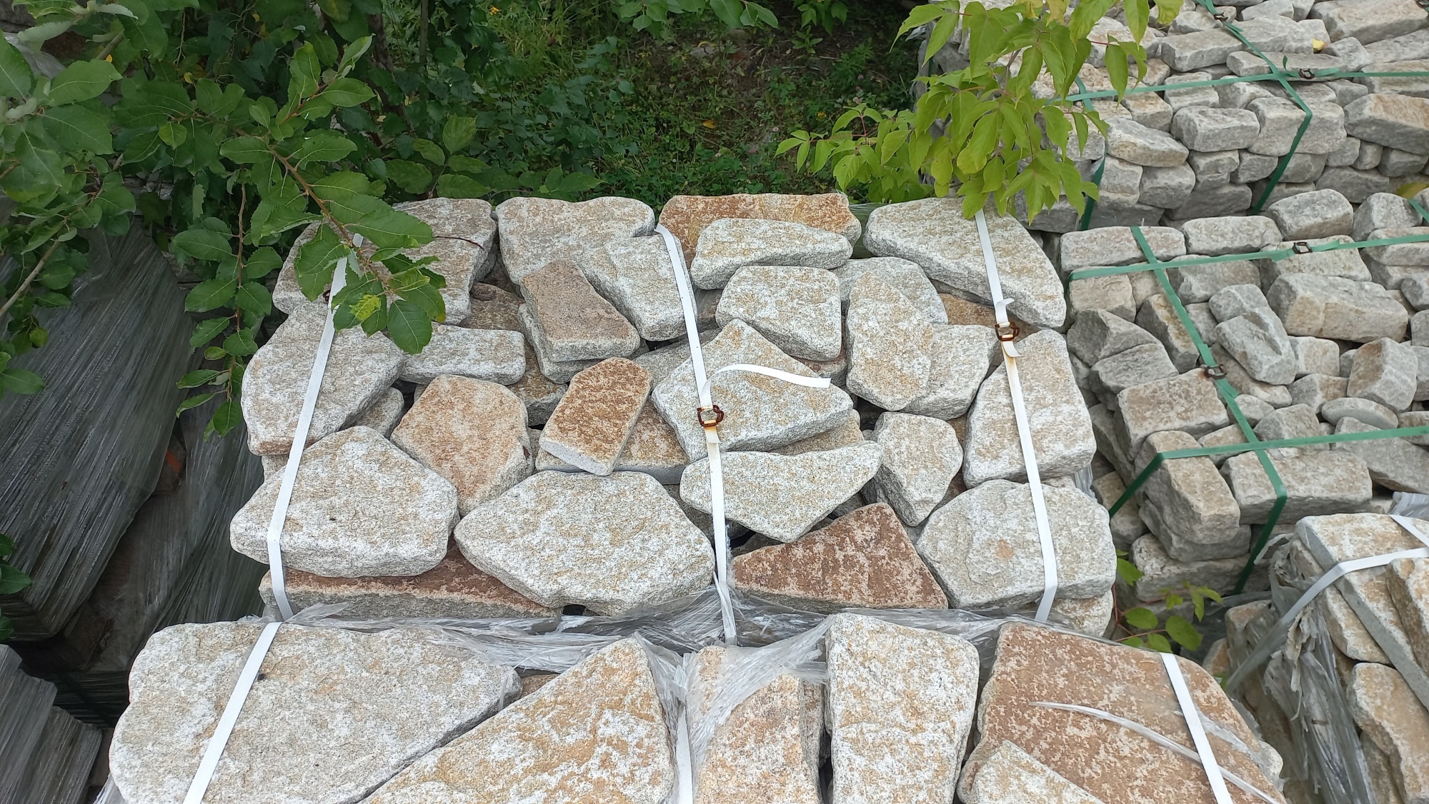 Плитняк галтованный гранитный для ландшафтного дизайна купить в Рязанской области