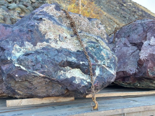 Огромные красно-фиолетовые валуны для ландшафтного дизайна весом более 5 тонн купить в Рязанской области