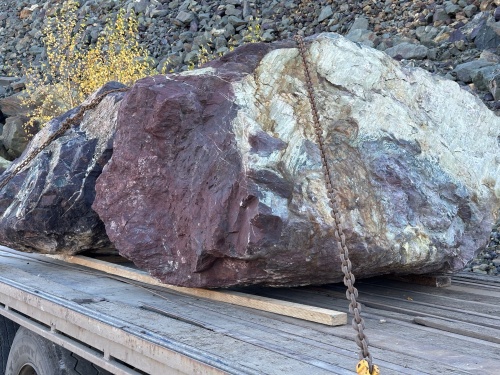Огромные красно-фиолетовые валуны для ландшафтного дизайна весом более 5 тонн купить в Рязанской области