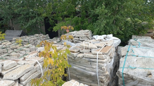 Плитняк галтованный гранитный для ландшафтного дизайна купить в Рязанской области