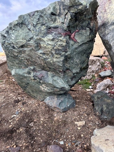 Гигантские зелёные валуны для ландшафтного дизайна весом более 5 тонн купить в Рязанской области