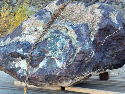 Огромные красно-фиолетовые валуны для ландшафтного дизайна весом более 5 тонн купить в Рязанской области