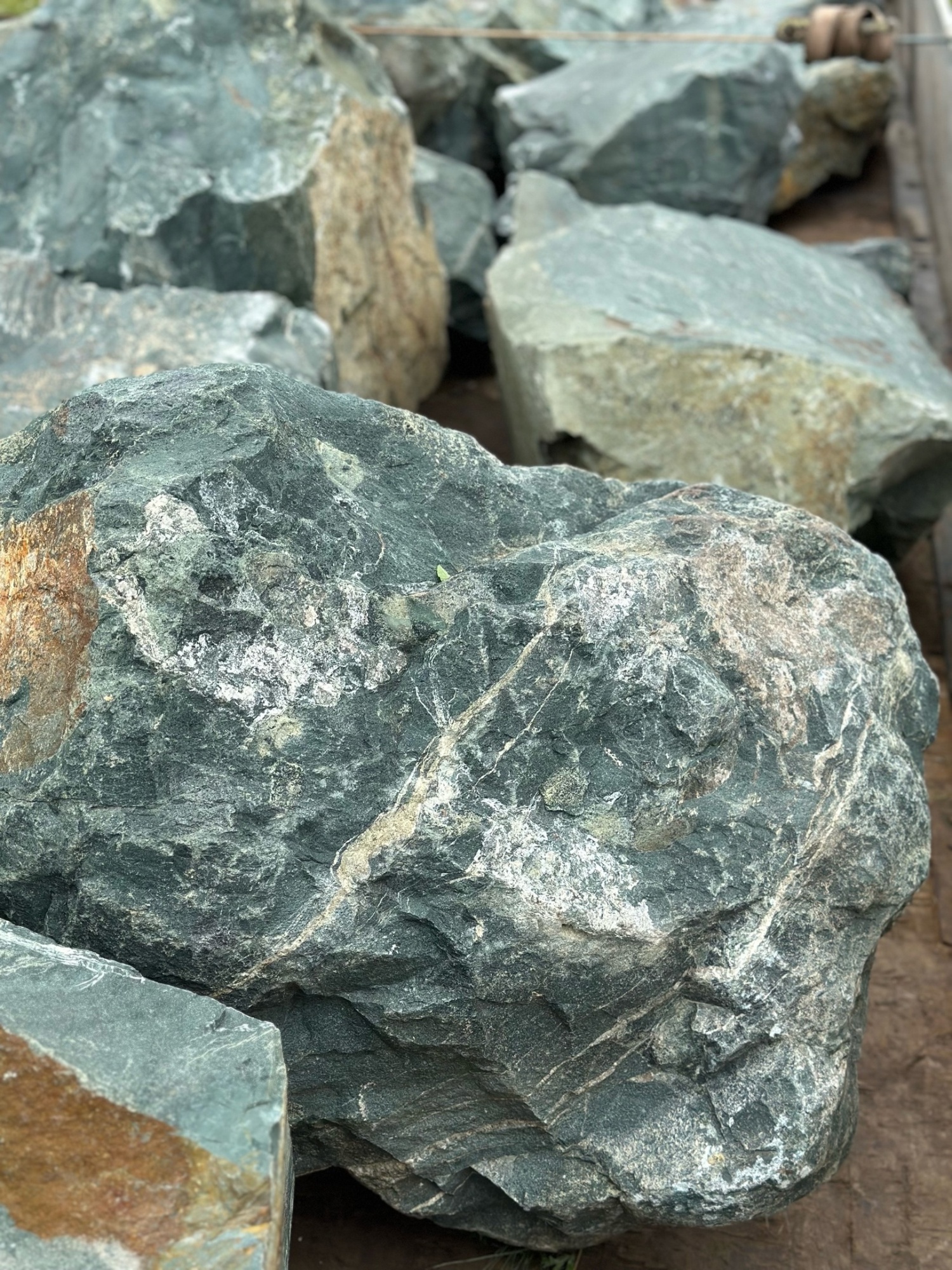 Камни для ландшафтного дизайна зелёные 10-60 килограмм купить в Рязанской области