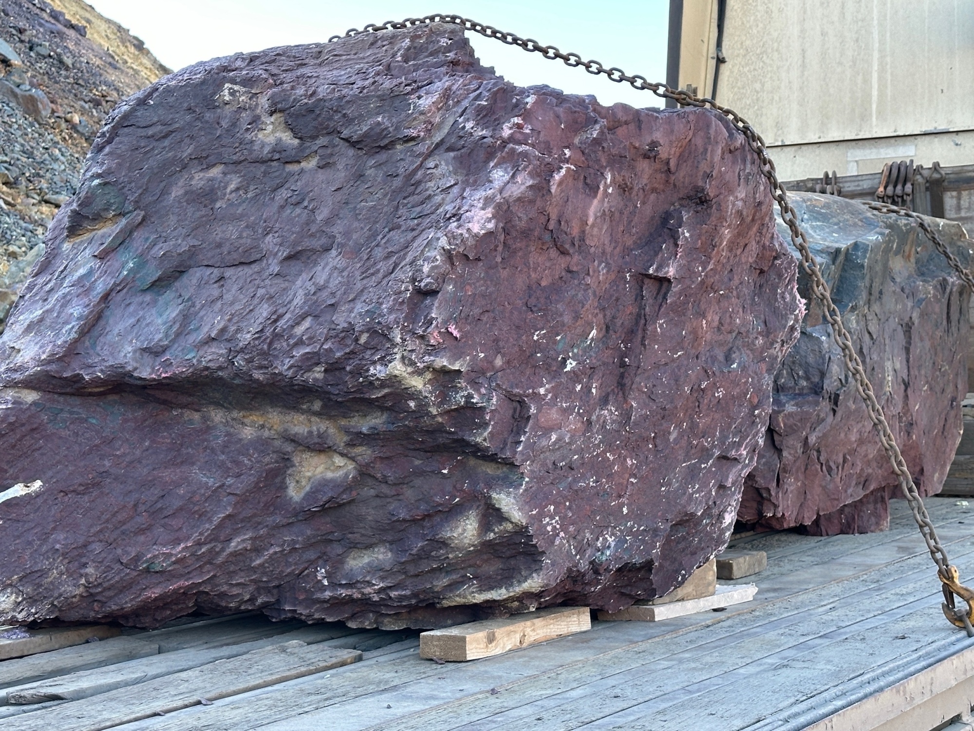 Огромные красно-фиолетовые валуны для ландшафтного дизайна весом более 5 тонн купить в Рязанской области