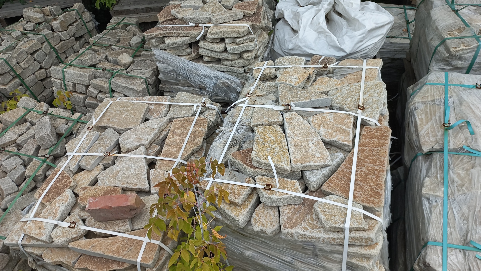 Плитняк гранитный галтованный купить в Рязанской области