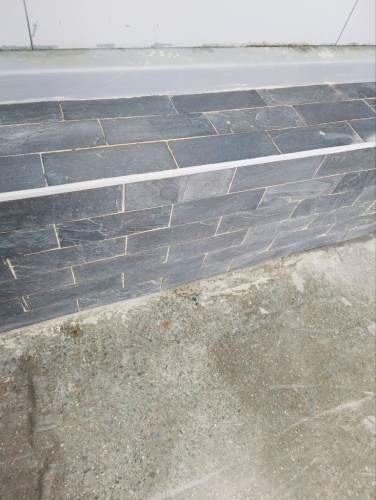 чёрная каменная плитка